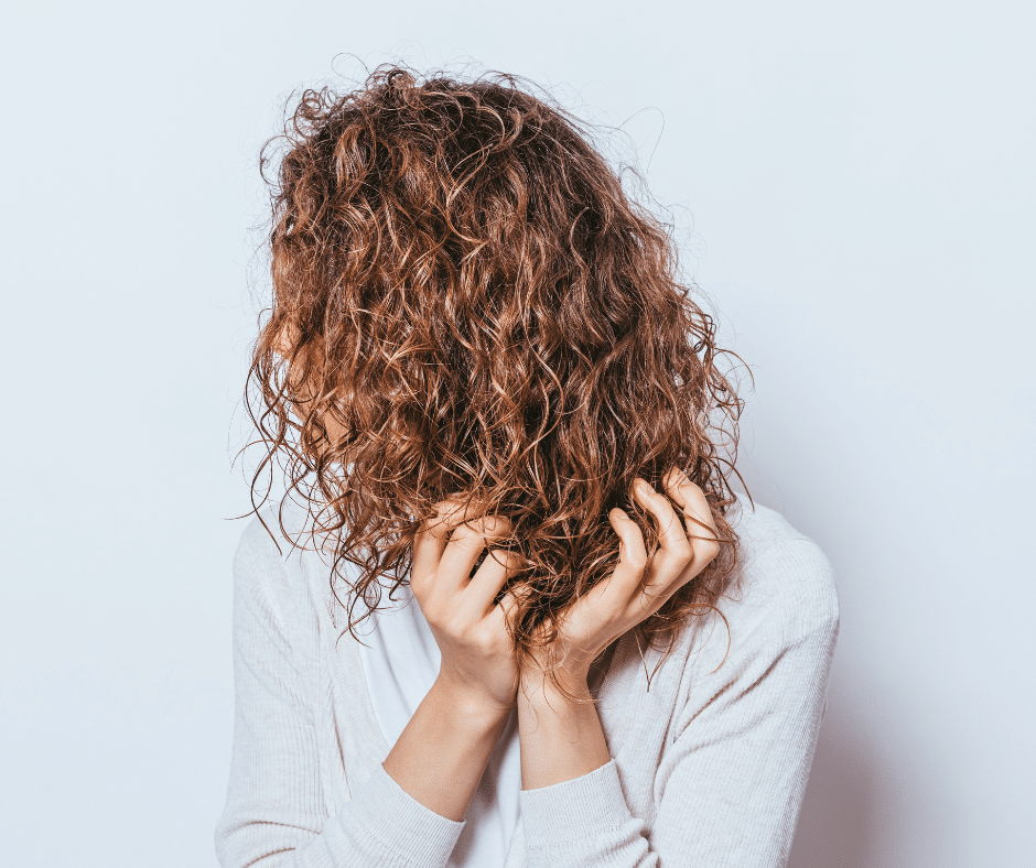 cabello rizado peinado